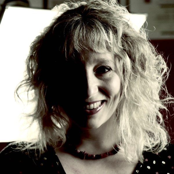 Fotografia de la cantant. violinista i compositora Laia Rius. Música i arts escèniques. Fotografia de Daniel Sesé